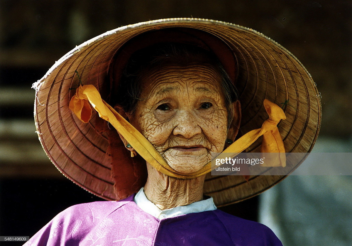 Chân dung một cụ bà ở Việt Nam năm 1995.