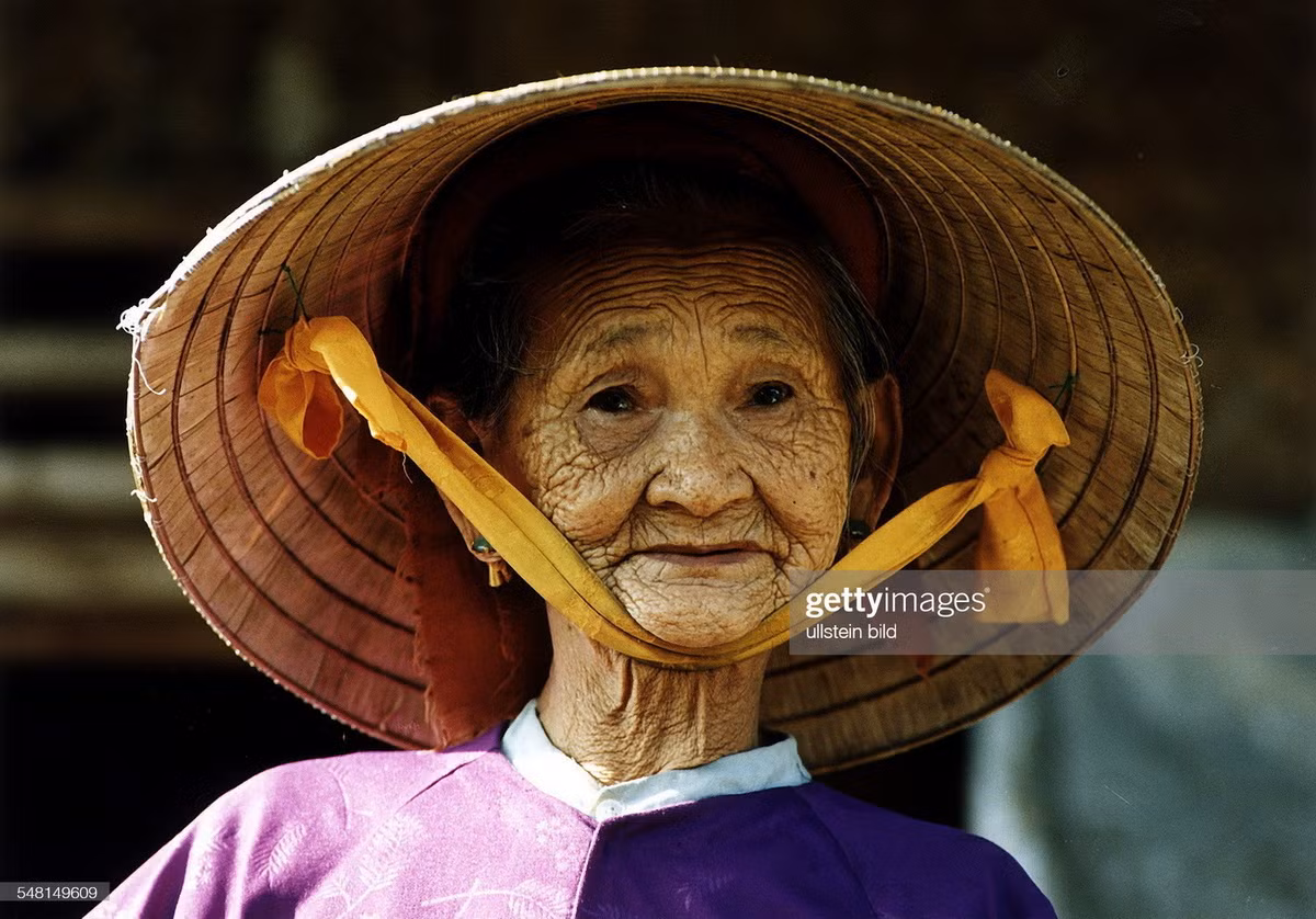 Chân dung một cụ bà ở Việt Nam năm 1995.