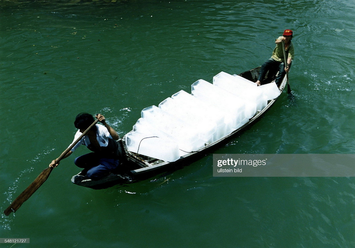 Người dân vận chuyển nước đá ở vịnh Hạ Long.