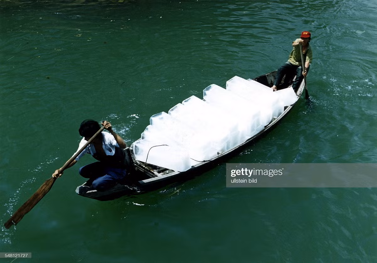 Người dân vận chuyển nước đá ở vịnh Hạ Long.