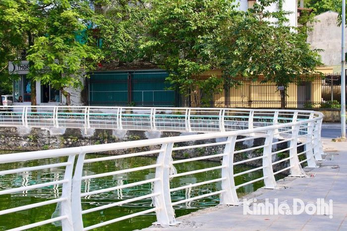 Việc chỉnh trang thay thế lan can mang lại diện mạo mới cho hồ Tây.