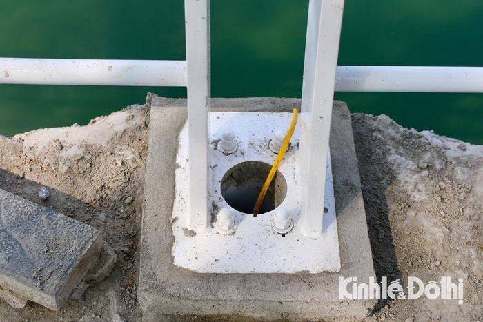 Ngoài thay thế lan can, hệ thống chiếu sáng với dây điện được đào rãnh đi ngầm. Đây là một điểm mới so với hệ thống lan can cũ. Tổng đầu tư cho đợt cải tạo lần này hết hơn 12 tỷ đồng.