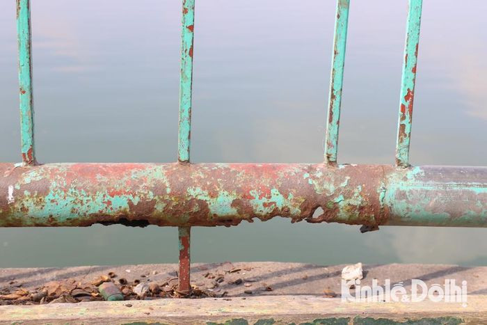 Những đoạn lan can màu xanh quanh hồ Tây được lắp đặt từ năm 2004 đến nay một số phần đã hoen gỉ gây mất mỹ quan đô thị.