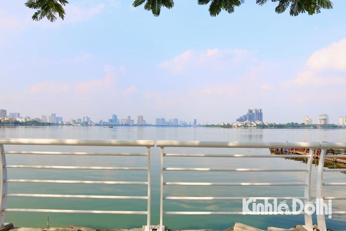 Lan can mới cao từ 1,1m đến 1,4m, bằng thép sơn tĩnh điện, không có trụ bê tông và có hình dáng uốn cong thẩm mỹ.