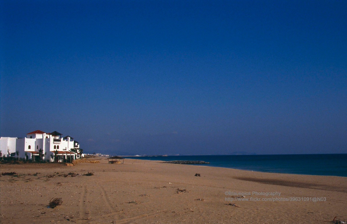 Trên bãi biển của Tetouan, thành phố nằm bên bờ Địa Trung Hải của Morocco năm 1991. Ảnh: Gunter Hartnagel Flickr.