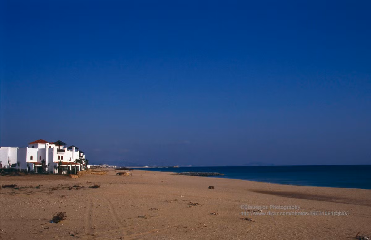 Trên bãi biển của Tetouan, thành phố nằm bên bờ Địa Trung Hải của Morocco năm 1991. Ảnh: Gunter Hartnagel Flickr.