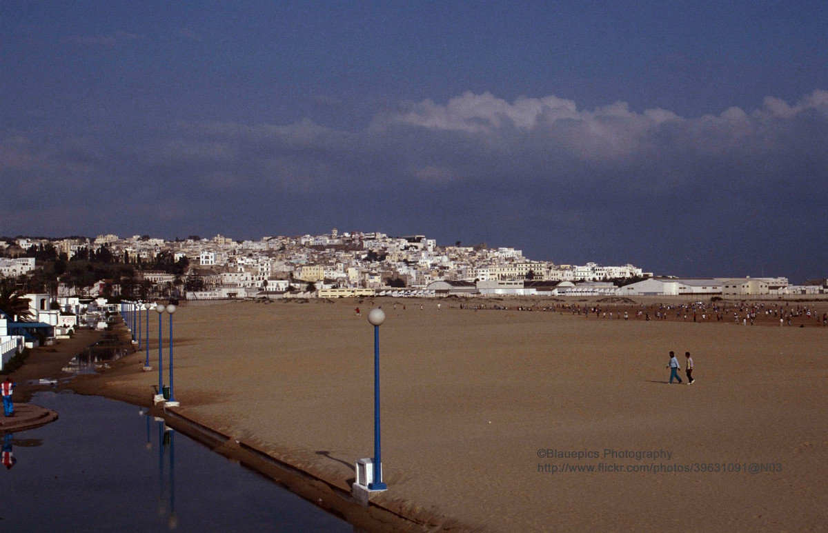 Khung cảnh ở Tangier, thành phố nằm bên bờ vịnh Gibranta.