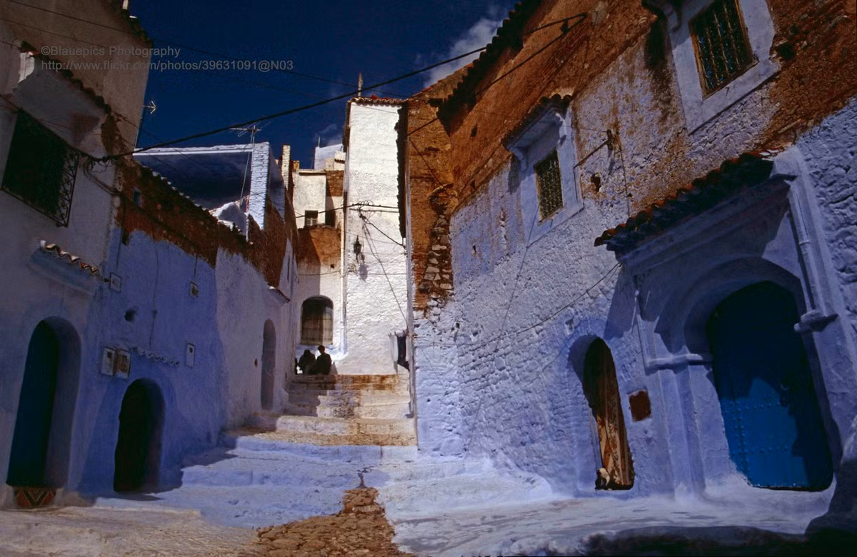 Kiểu ngõ hẻm điền hình ở Chefchauen.