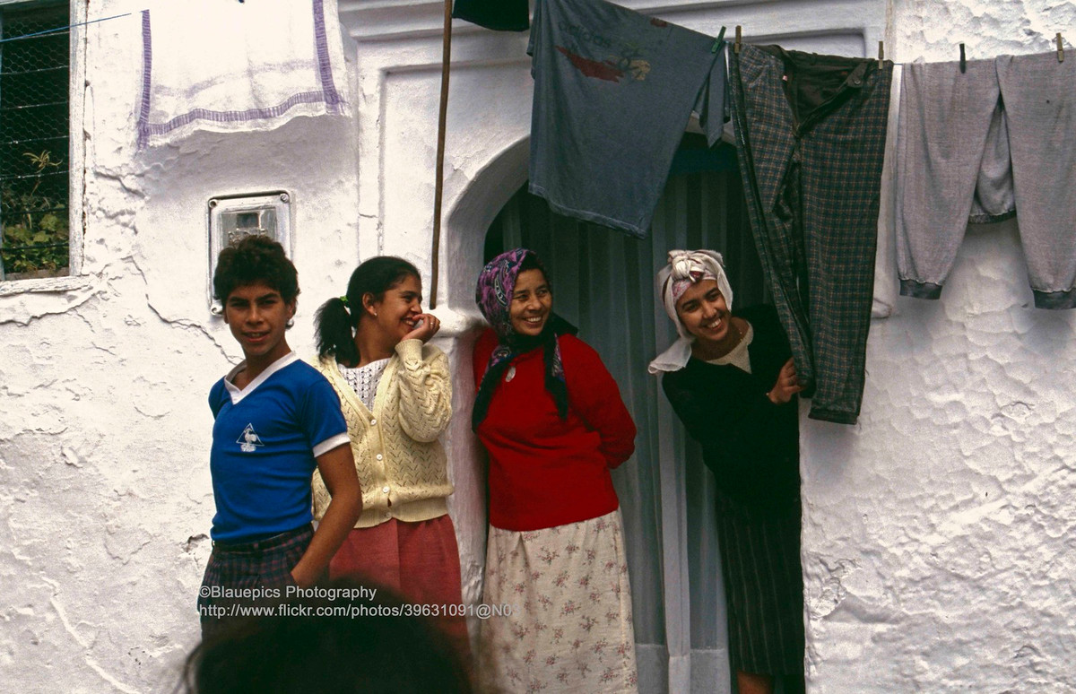 Một gia đình bên hiên nhà.