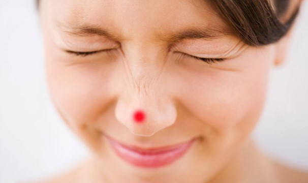 Mũi đỏ ửng được ví như ngọn lửa ngay cung Tài Bạch, thiêu đốt hết tiền bạc. Người gặp hiện tượng này được khuyên là nên cẩn trọng trong chuyện đầu tư, hợp tác làm ăn. 