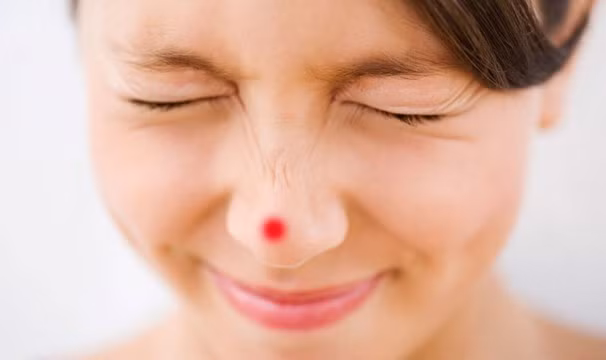 Mũi đỏ ửng được ví như ngọn lửa ngay cung Tài Bạch, thiêu đốt hết tiền bạc. Người gặp hiện tượng này được khuyên là nên cẩn trọng trong chuyện đầu tư, hợp tác làm ăn. 