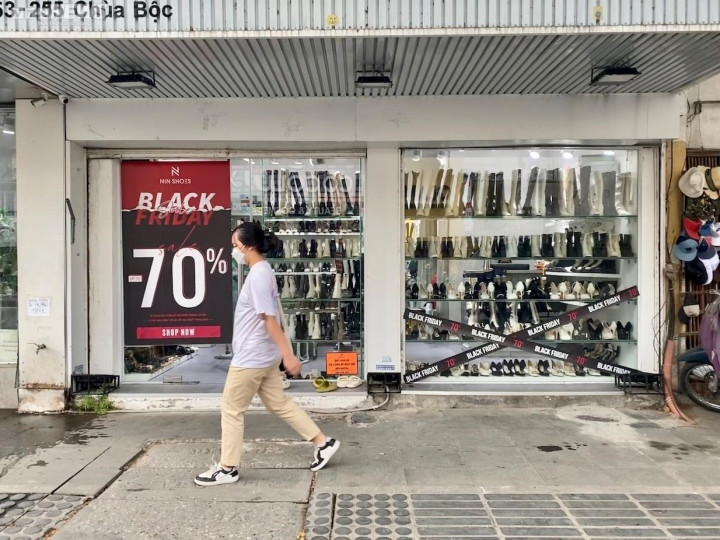 Các cửa hàng trên các con phố thời trang nổi tiếng ở Hà Nội như Cầu Giấy, Nguyễn Trãi, Thái Hà, Chùa Bộc, Đông Các…đều đã trưng biển quảng cáo chương trình đa dạng từ khuyến mại 20 - 80%, bán hàng đồng giá hoặc tung quà tặng "khủng".