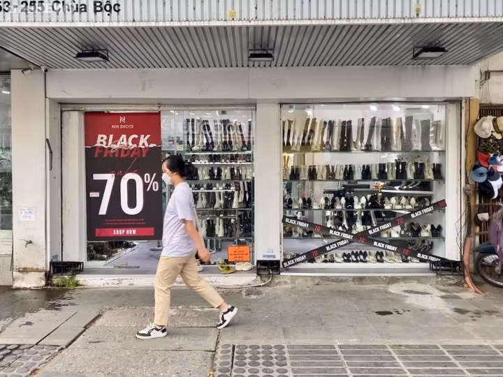 Các cửa hàng trên các con phố thời trang nổi tiếng ở Hà Nội như Cầu Giấy, Nguyễn Trãi, Thái Hà, Chùa Bộc, Đông Các…đều đã trưng biển quảng cáo chương trình đa dạng từ khuyến mại 20 - 80%, bán hàng đồng giá hoặc tung quà tặng "khủng".