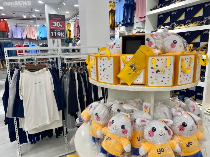 “Bên cạnh đó, khi đủ điều kiện trên, khách hàng còn được chọn phần quà tặng gồm gấu bông hoặc một bộ dụng cụ chăm sóc, vệ sinh cá nhân. Chương trình được áp dụng từ nay cho đến hết 30/11/2022”, nhân viên của cửa hàng cho biết.