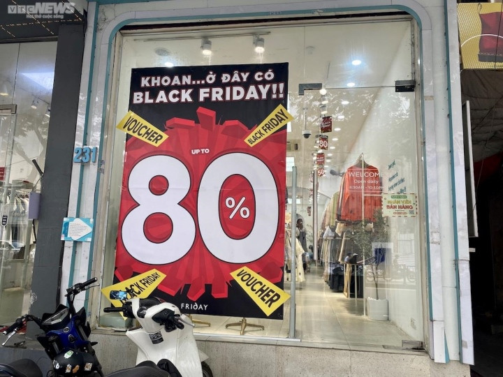 Không ít cửa hàng treo biển khuyến mại 80%. Tuy nhiên, dù chương trình đã diễn ra nhiều ngày nay nhưng lượng khách ghé đến cửa hàng vẫn ít ỏi.