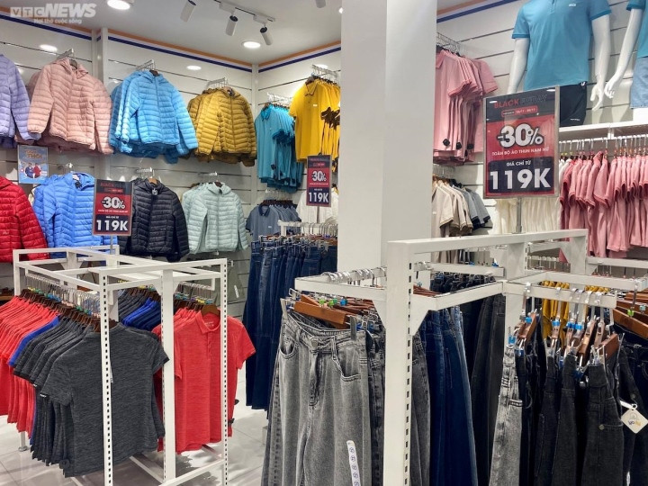 Trên phố Thái Hà (quận Đống Đa), thương hiệu thời trang Yody đưa ra chương trình giảm giá 30% cho hầu hết các sản phẩm với giá gốc chỉ từ 119.000 đồng. Ngoài ra với hóa đơn trên 1 triệu đồng, khách được giảm trực tiếp 100.000 đồng vào đơn hàng.