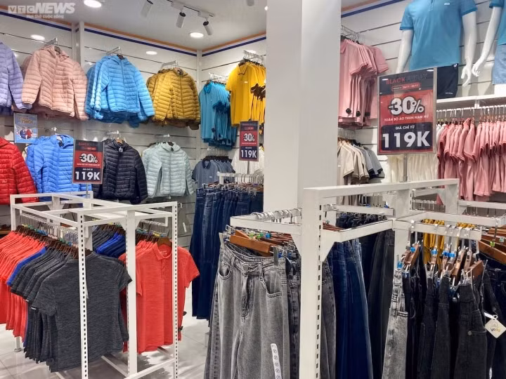 Trên phố Thái Hà (quận Đống Đa), thương hiệu thời trang Yody đưa ra chương trình giảm giá 30% cho hầu hết các sản phẩm với giá gốc chỉ từ 119.000 đồng. Ngoài ra với hóa đơn trên 1 triệu đồng, khách được giảm trực tiếp 100.000 đồng vào đơn hàng.