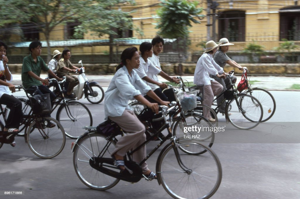 Người dân đạp xe trên đường phố ở TP. HCM.