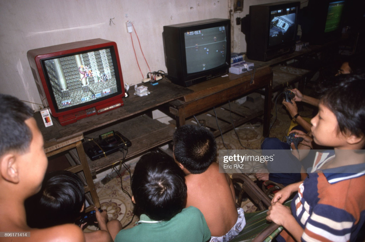 Trẻ em chơi trò chơi điện tử trong một quán game ở TP. HCM.