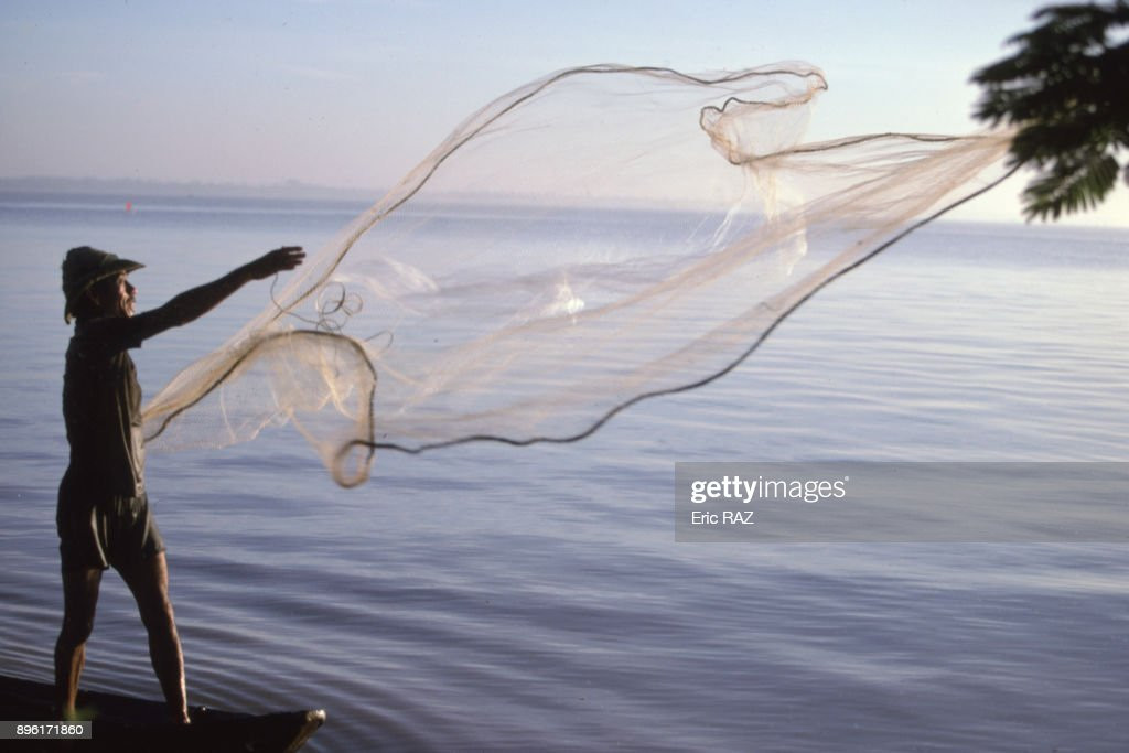 Ngư dân quăng lưới trên sông Mekong.