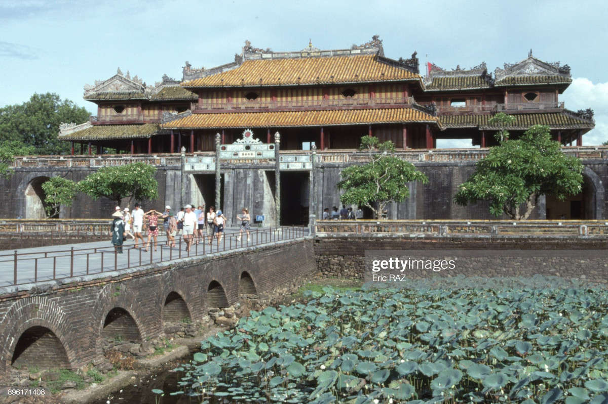 Cầu Trung Đạo và Ngọ Môn ở Hoàng thành Huế.