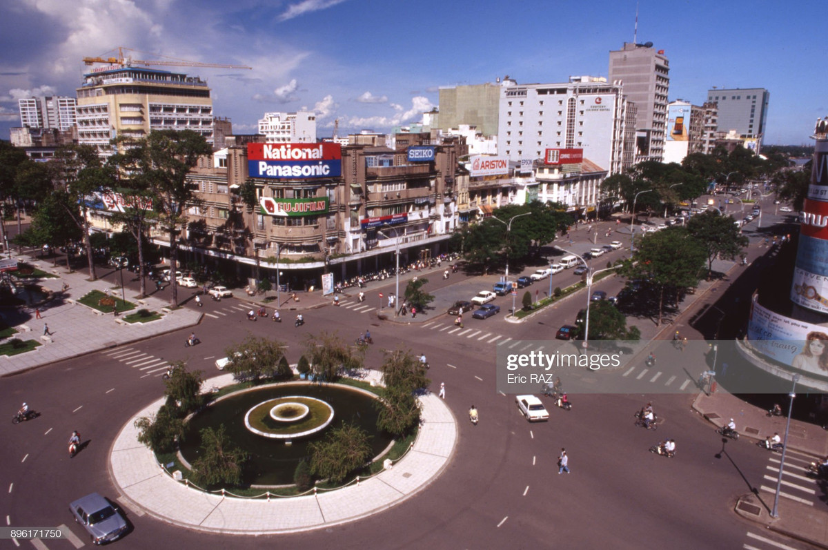 Khu vực vòng xoay Cây Liễu nhìn từ khách sạn Rex, TP. HCM.