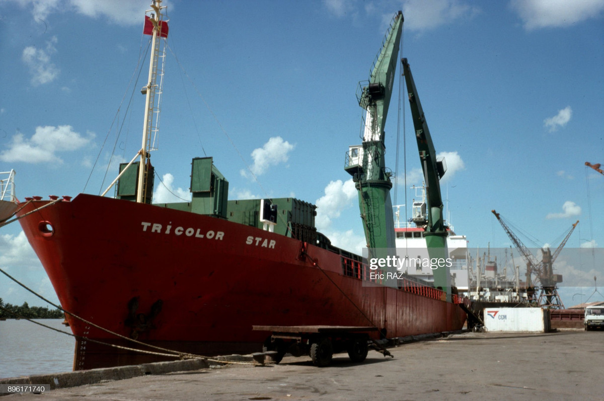 Tàu vận tải bốc dỡ hàng hóa ở cảng Sài Gòn.