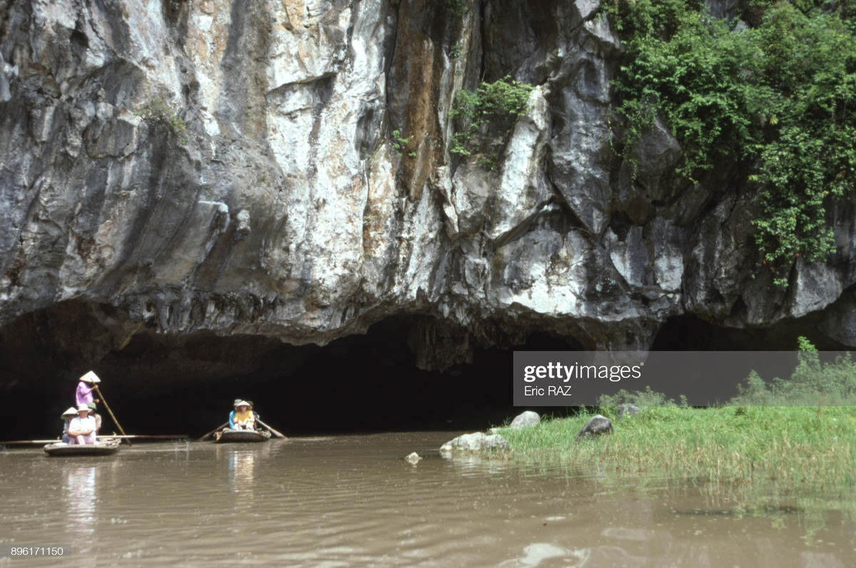Du khách khám phá hang đá vôi ở danh thắng Tam Cốc, Ninh Bình, Việt Nam năm 1995. Ảnh: Eric RAZ/Gamma-Rapho via Getty Images.