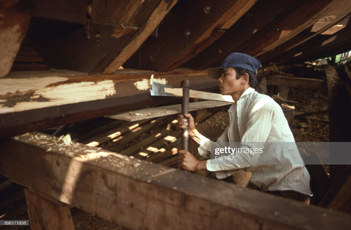 Người công nhân làm việc lại một xưởng đóng tàu ở TP. HCM.