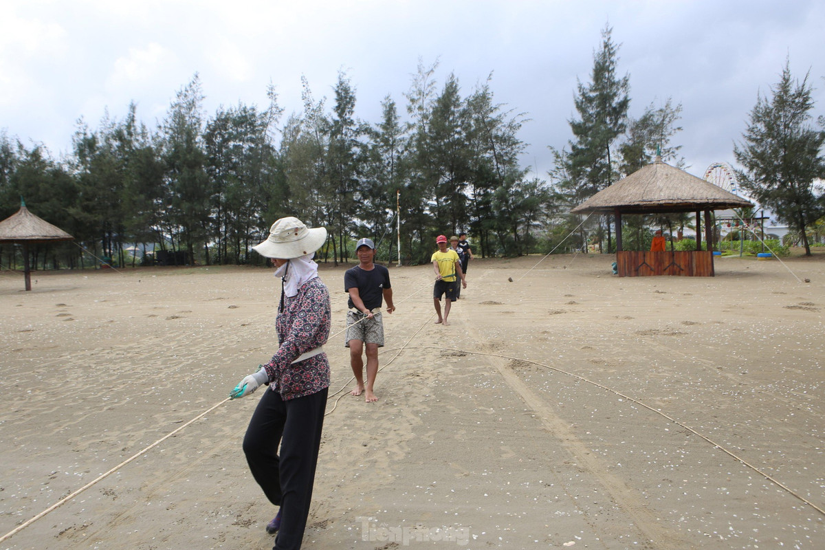 Khác với việc cào ngao, người dân kéo cá sẽ mang dây thừng thắt vào lưng để tạo lực, sau đó cùng đi lùi về phía sau kéo lưới vào bờ. Mỗi người sẽ đứng cách nhau khoảng 2-3m, đi theo từng nhịp bước để hợp sức.