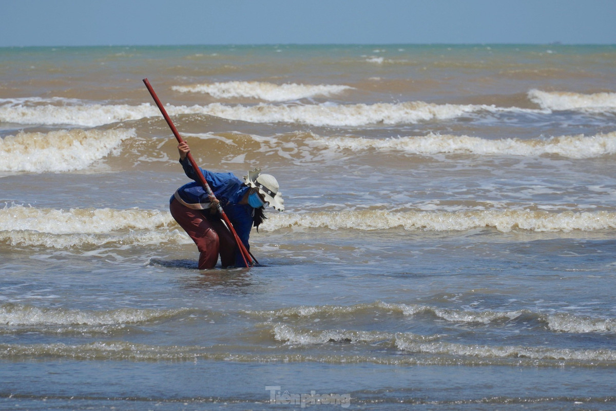 "Nghề này chủ yếu phụ thuộc vào con nước (thủy triều). Khi nước xuống thì chúng tôi đi đánh bắt, đến khi nước lên sẽ ra về. Cào ngao này thực hiện một mình, không như kéo cá đông người hơn. Dù vậy nhưng công việc cào ngao này có thể phụ nữ, người già cũng làm được, nếu mà may mắn mỗi ngày cũng kiếm được từ 300-500 ngàn đồng", bà Nguyễn Thị Thuỷ (trú xã Thạch Kim, huyện Lộc Hà) cho hay.