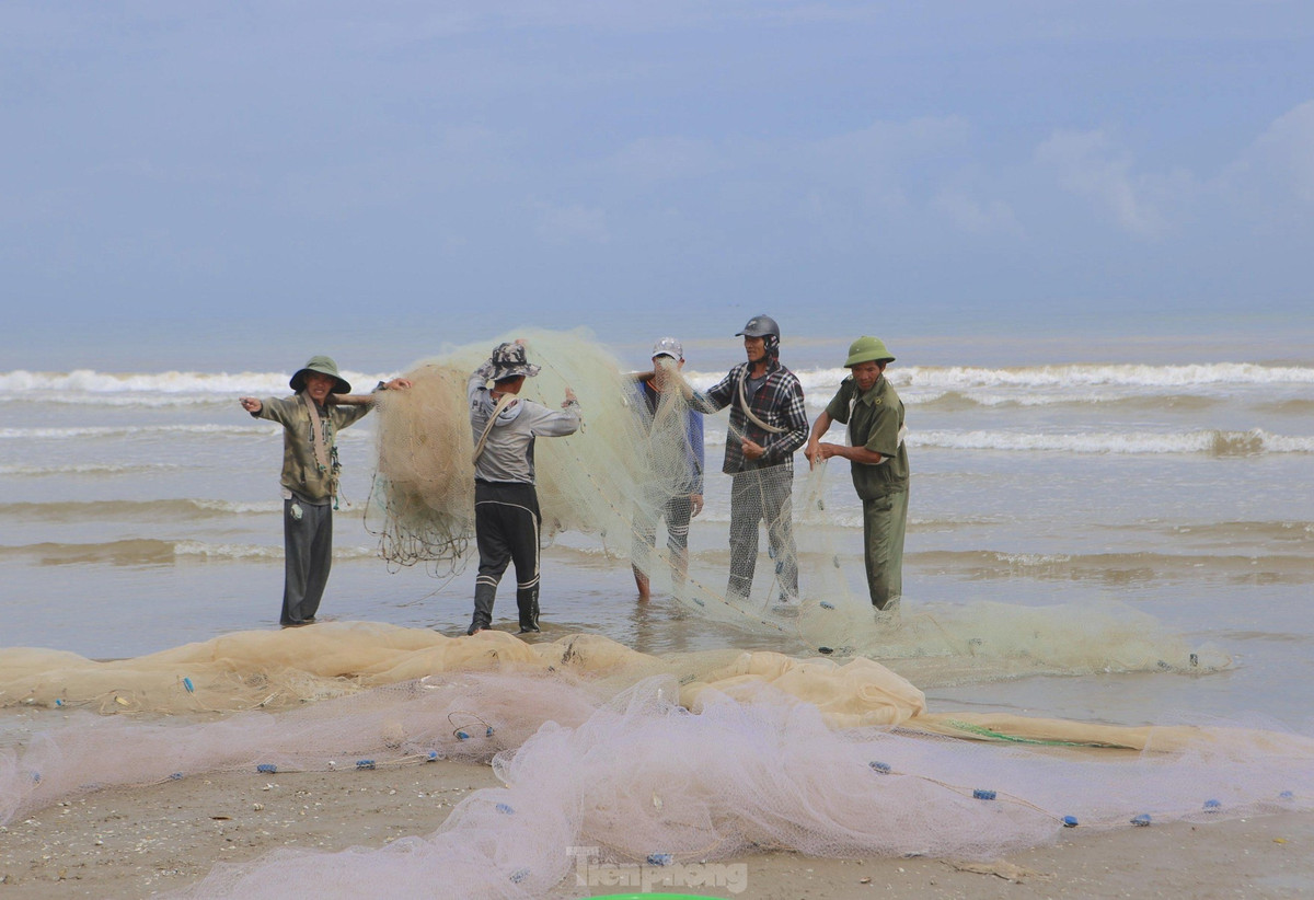 Mỗi ngày người dân sẽ kéo 4-5 đợt. Mỗi đợt sẽ mất khoảng 2-3h đồng hồ, có những hôm trúng đậm hàng tấn cá, tính ra mỗi người được trên 500 ngàn đồng/ngày.