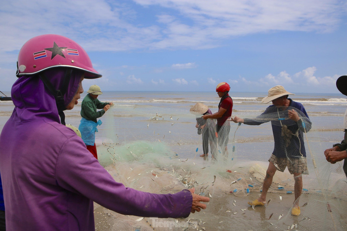 Nghề kéo lưới giật lùi này có hàng trăm người dân vùng bãi ngang ở huyện Lộc Hà theo nghề. Thời gian này khi giá cả xăng dầu tăng cao, họ chọn kéo cá gần bờ để giảm bớt chi phí mà có thu nhập khá hơn ra khơi.