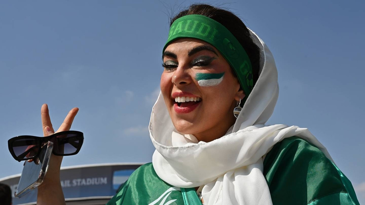 Noi phu nu khong can xin phep chong di xem World Cup-Hinh-2