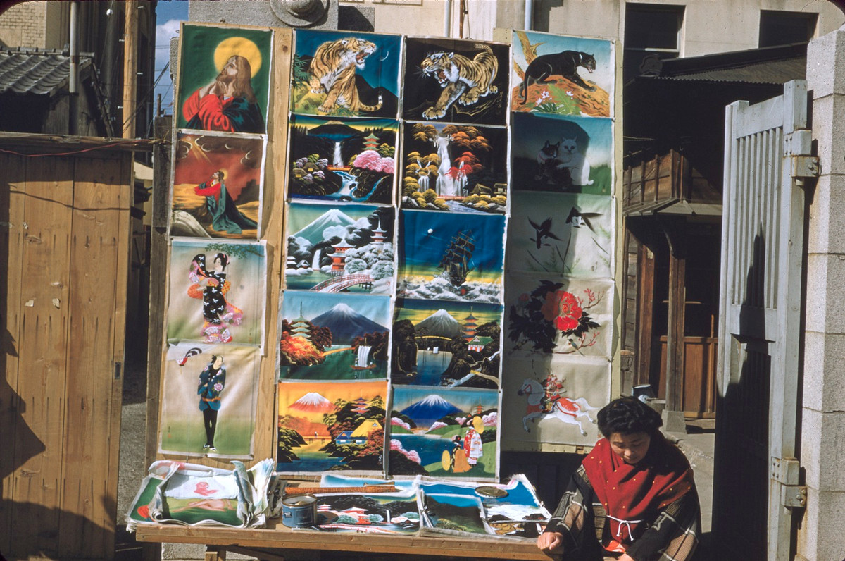Người bán tranh trên đường phố Sasebo.