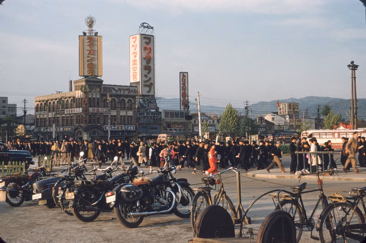 Xe mô tô phân khối lớn ở khu vực ga Kyoto, thành phố Kyoto.