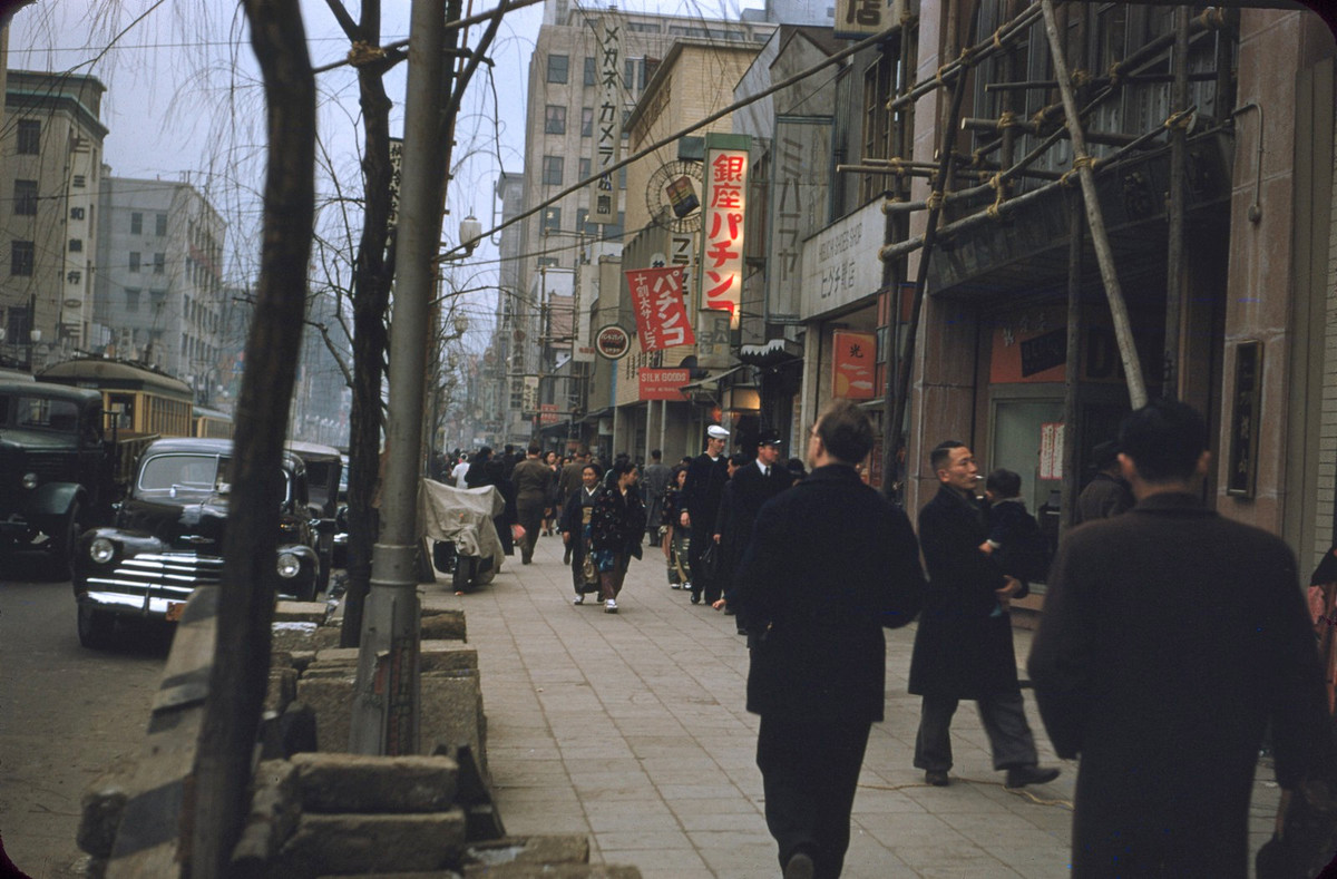 Vỉa hè nhộn nhịp người qua lại của một con phố Tokyo.