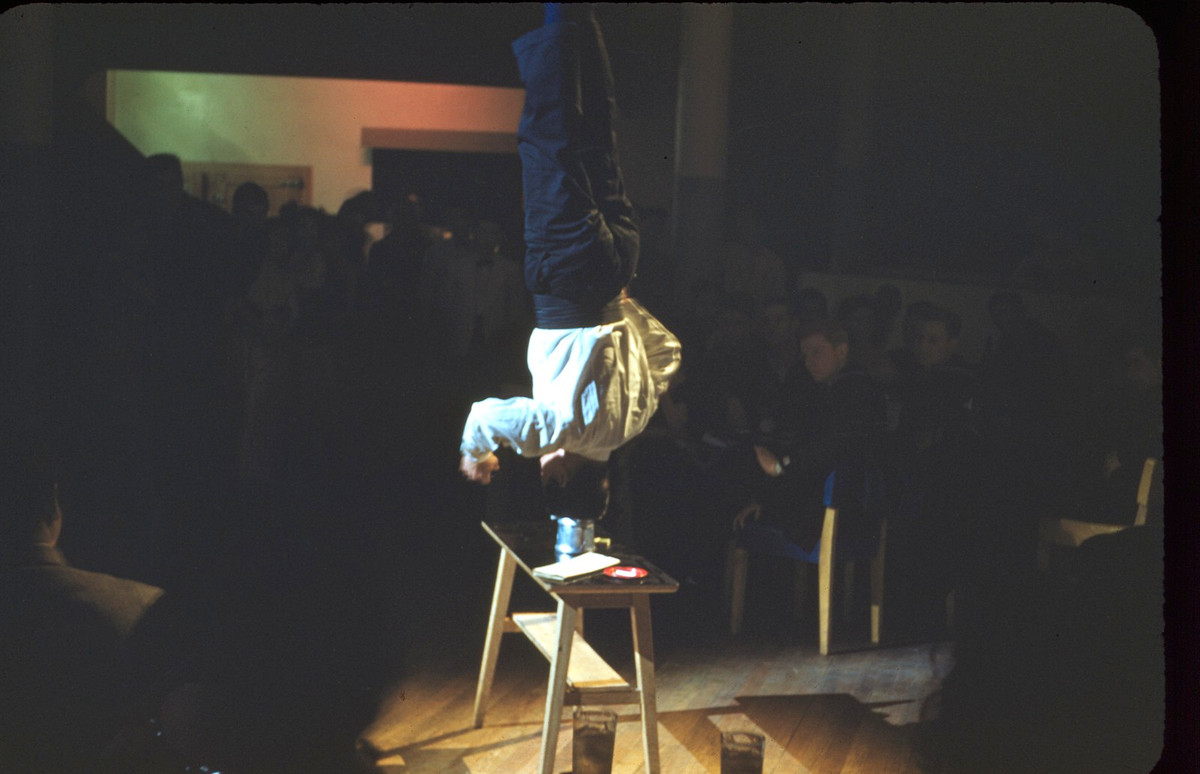 Màn biểu diễn trong một hộp đêm ở Yokosuka.