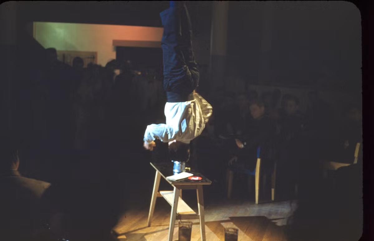 Màn biểu diễn trong một hộp đêm ở Yokosuka.