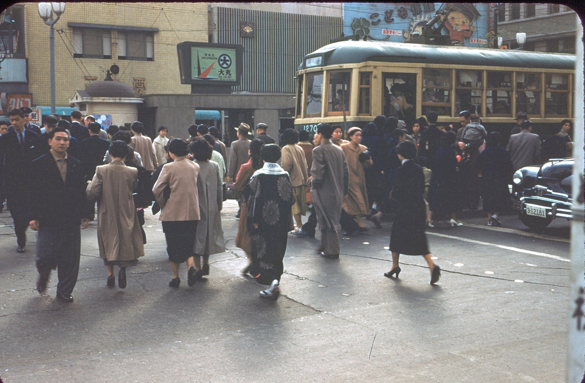 Giờ cao điểm trên đường phố Tokyo, Nhật Bản năm 1954. Ảnh: M20wc51.