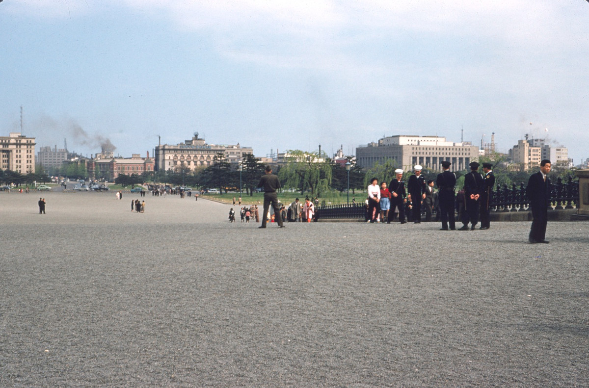 Quảng trường ở phía Đông Hoàng cung Tokyo.