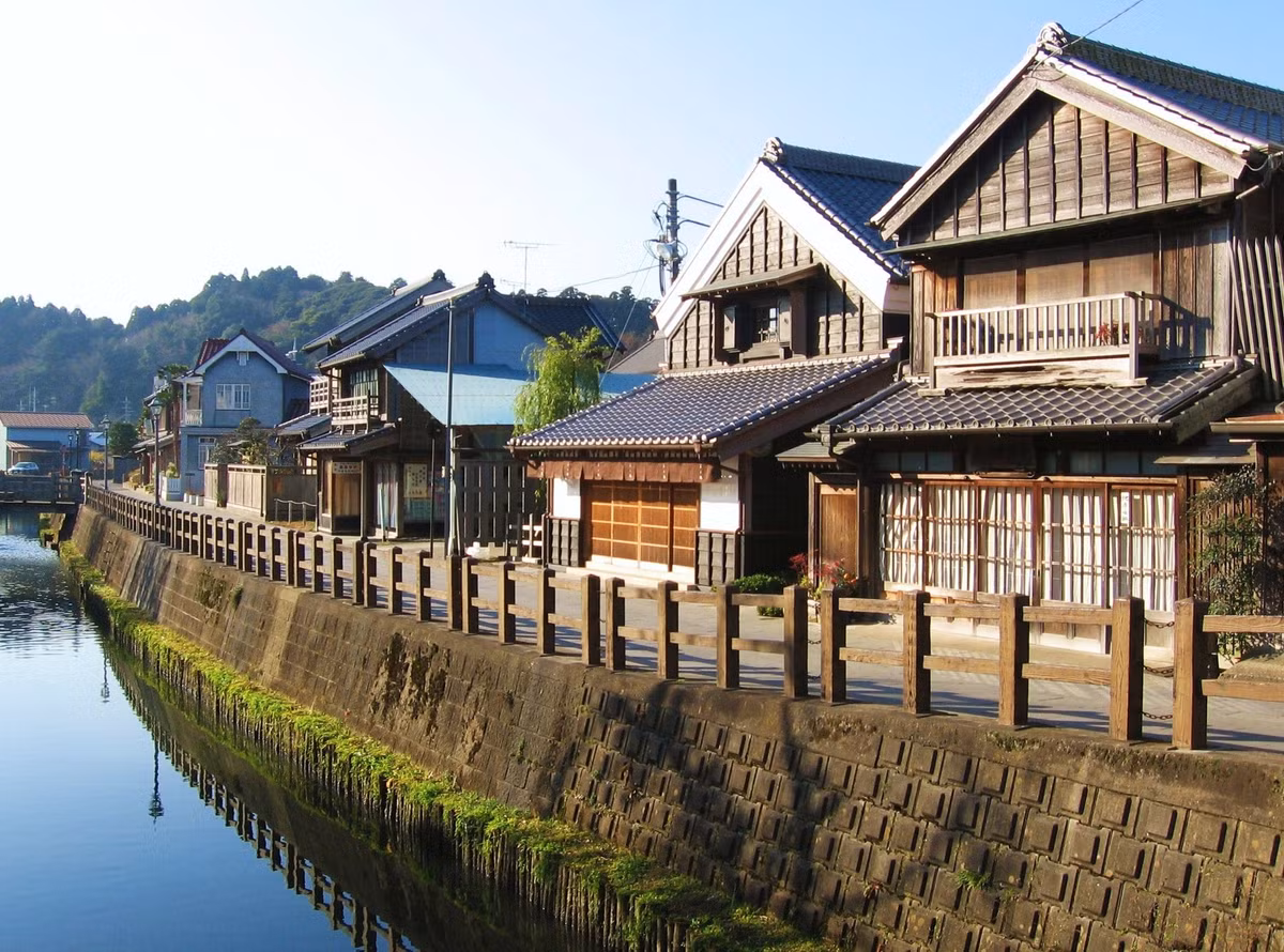  Dãy nhà phố truyền thống ở Sawara (thành phố Katori, tỉnh Chiba). Đây là dãy nhà phố còn lưu giữ những kiến trúc mang tính lịch sử từ thời Edo , với công trình nổi bật là ngôi nhà của Ino Tadataka, "cha đẻ" tấm bản đồ hiện đại đầu tiên của Nhật Bản. Ảnh: Wikipedia.
