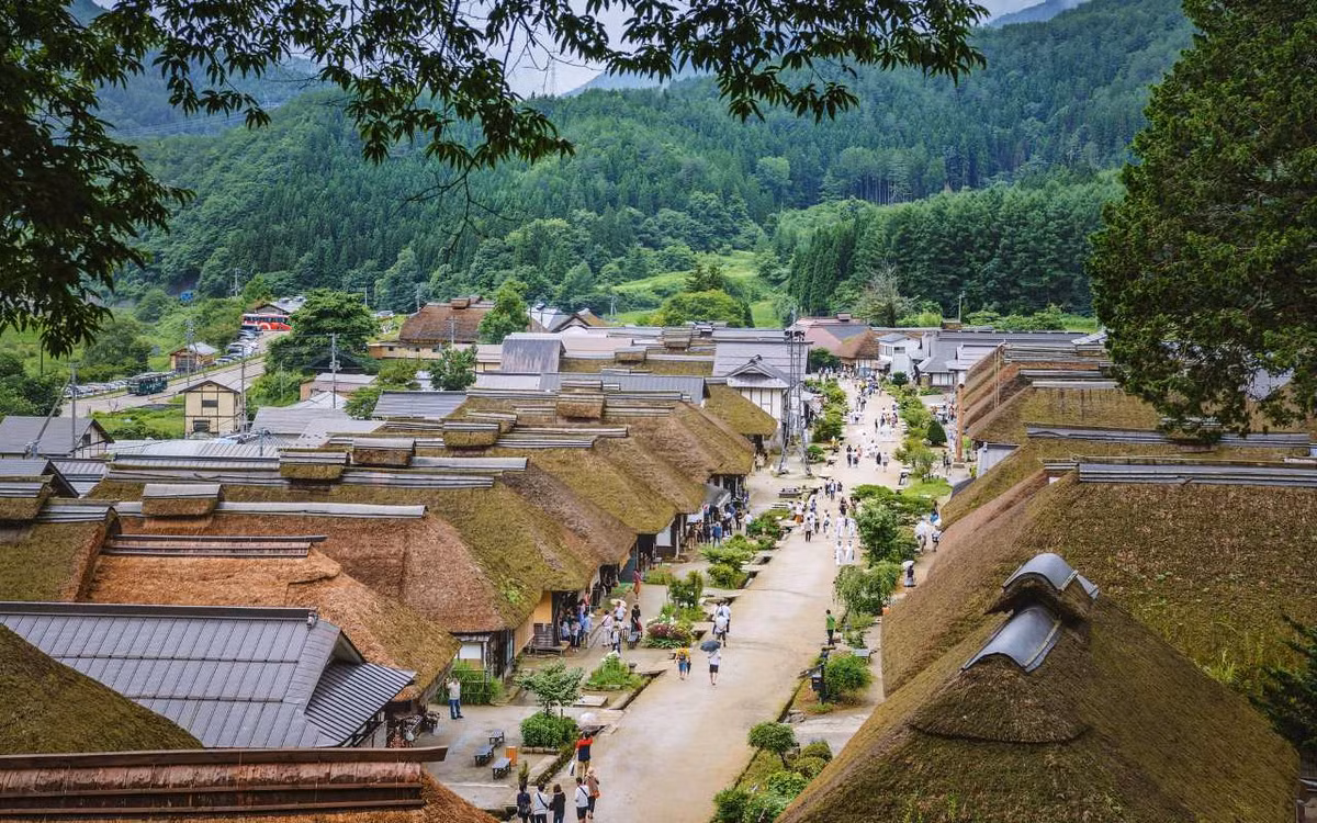  Khu phố trọ Ouchi-juku (quận Minamiaizu - tỉnh Fukushima). Hình thành từ thời Edo, khu phố này còn lưu giữ hơn 30 căn nhà lợp mái tranh nằm dọc hai bên đường, gồm nhà trọ, quán ăn, cửa hàng đồ lưu niệm. Ảnh: Wanderplans.