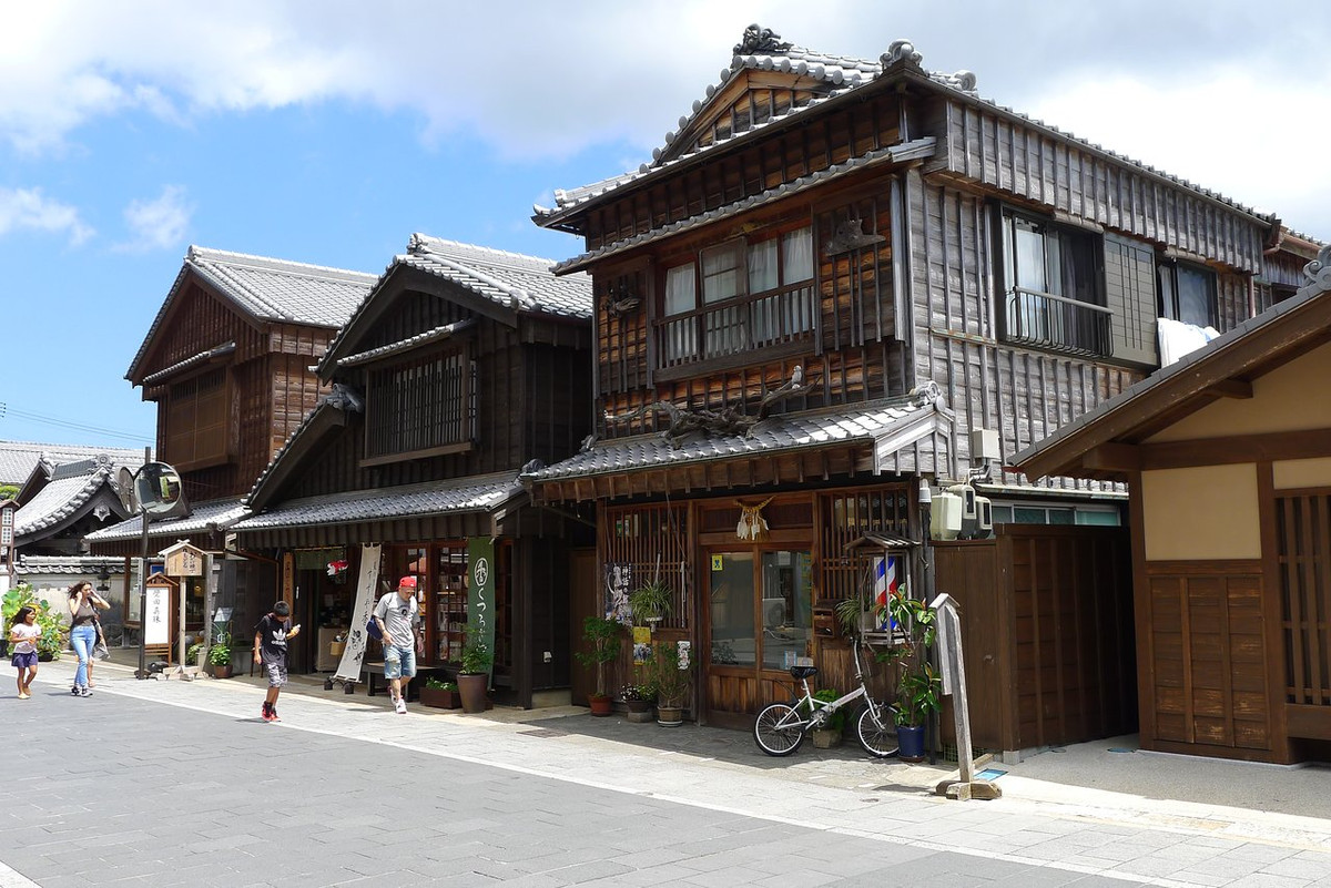  Khu phố Oharai-machi (thành phố Ise, tỉnh Mie). Nằm gần thần cung Ise, đây này là nơi diễn ra các nghi lễ oharai (trừ tà) và kagura (ca múa phục vụ thần linh) thời Edo. Các căn nhà ở khu phố được xây theo kiểu kirizuma-zukuri, irimoya-zukuri và tsumairi-zukuri. Ảnh: TripAdvisor. (Bài có tham khảo tư liệu từ trang Thông tin Nhật Bản – Wappuri).
