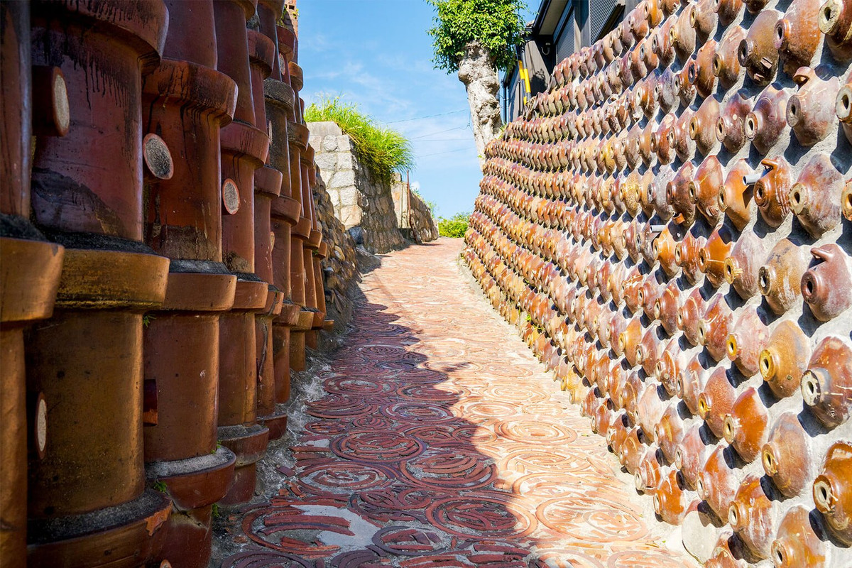  Phố cổ Tokoname (thành phố Tokoname, tỉnh Aichi). Nét đặc sắc của khu phố cổ này là những ống đất sét từ thời Minh Trị và bình rượu shochu bằng đất nung từ đầu thời Chiêu Hòa được sắp xếp thành bức tường hen bên con dốc của khu vực. Ảnh: Tokyo Weekender.