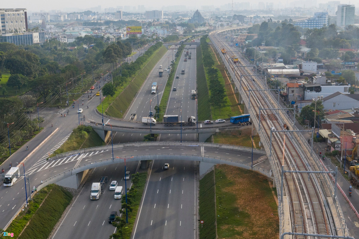 Ngoài hầm chui này, dự án còn một hầm khác ở đối diện cho xe lưu thông theo hướng từ Đồng Nai đi TP.HCM; một cầu đi bộ băng qua quốc lộ 1 gần bến xe và ga metro số 1 Bến Thành - Suối Tiên. Hai hạng mục lớn khác gồm một cầu vượt băng qua quốc lộ 1 cho xe hướng từ Đồng Nai vào bến xe Miền Đông mới, một cầu vượt cho xe từ bến rẽ trái quay đầu vào trung tâm TP.HCM và Bình Dương. Trong ảnh là cầu vượt trên hầm hở ở xa lộ Hà Nội đã hoàn thiện giúp xe quay đầu để đi vào bến xe tới các tỉnh Bình Dương, Đồng Nai hoặc vào trung tâm thành phố.