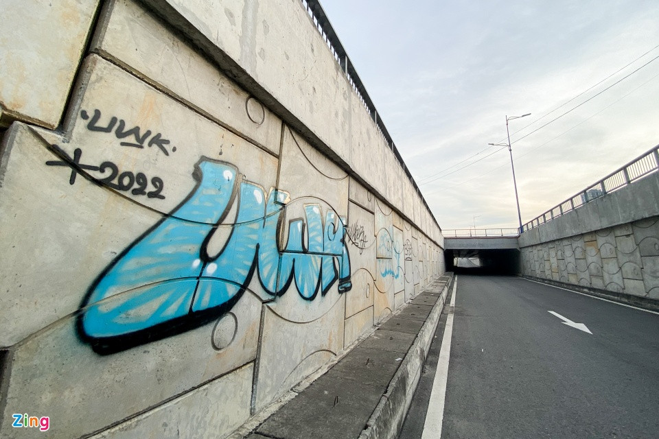 Dù chưa được đưa vào sử dụng nhưng thời gian qua, một số khu vực của hầm chui bị vẽ bậy, viết quảng cáo, xả rác... trở thành nơi ở của người vô gia cư.