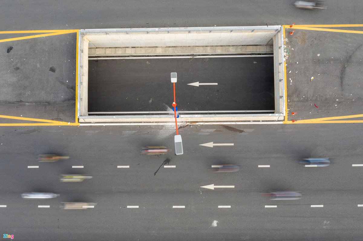 Các đoạn hầm hở và kín đan xen đã được thảm nhựa, lắp đặt lan can, thoát nước, vạch chỉ dẫn, biển báo...