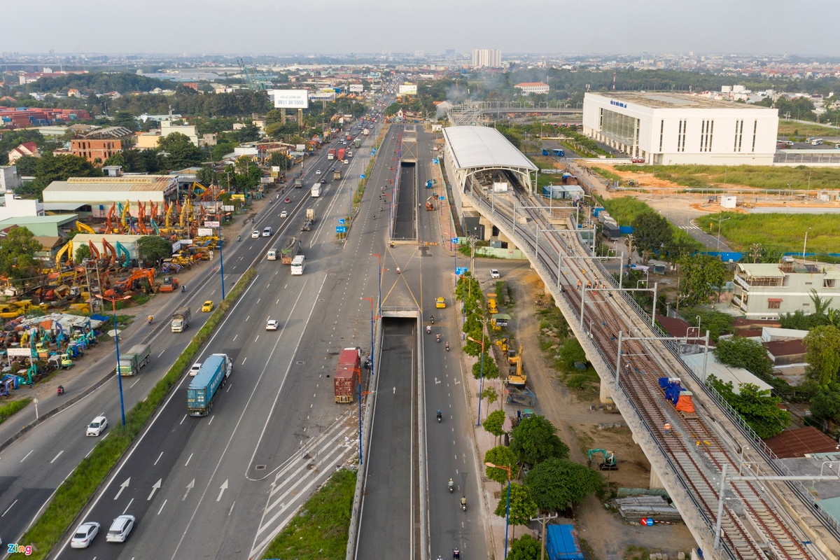 Dự án hầm chui trước Bến xe Miền Đông thuộc gói thầu XL3 của dự án xây dựng hệ thống cầu vượt, hầm chui trước Bến xe Miền Đông mới được khởi công năm 2018 với tổng vốn đầu tư hơn 437 tỷ đồng, riêng hạng mục hầm chui được thi công từ tháng 3/2020.