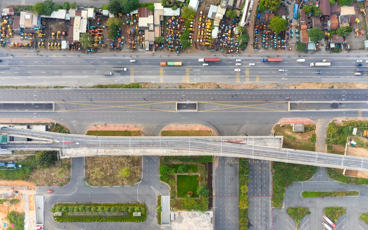 Hạng mục hầm chui này dài 670 m, bề rộng 8 m với vốn đầu tư khoảng 75 tỷ đồng, đã cơ bản hoàn thiện vào tháng 7/2021 nhưng đến nay vẫn chưa được thông xe do ảnh hưởng dịch Covid-19.